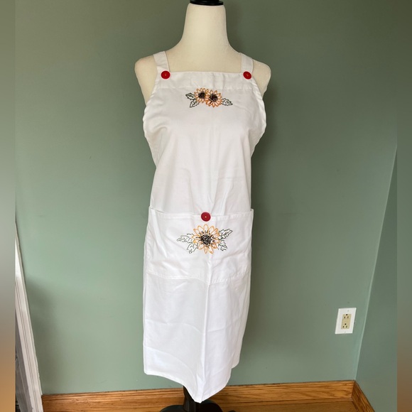 White Floral Embroidered Cooking Apron - Picture 1 of 4